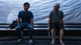 結識寮國非法移工　蔡明亮邀他擔任男主角導演蔡明亮（右）在泰國曼谷的美食廣場上，認識了在當地非法打工的寮國青年亞儂弘尚希（Anong Houngheuangsy）（左），兩人不但成為好友，蔡明亮還邀他擔任新片「日子」的男主角。（文策院提供）中央社記者洪健倫傳真　109年2月13日