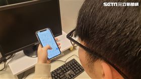 玩手機看地圖(示意圖)