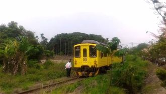 站鐵軌邊拍照　5歲童遭火車撞頭骨折