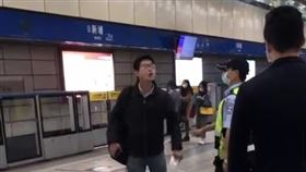 新北市眼鏡男脫下口罩大鬧捷運新埔站。（圖／翻攝《爆廢公社》）