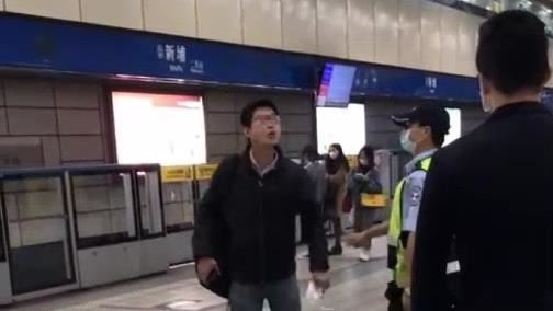搭捷運口罩拿手上　男遭勸怒嗆站務員