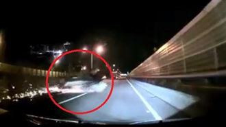 前車自撞冒火花翻半圈　他神閃避獲讚