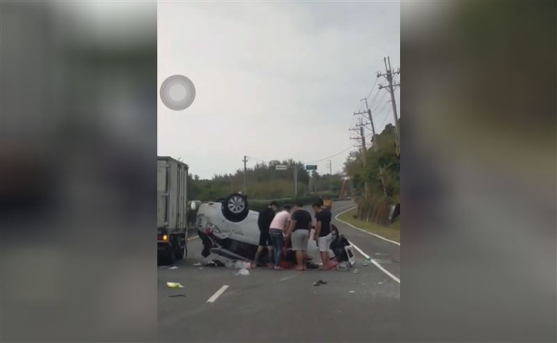 詭異！兩車同方向行駛⋯擦撞四輪朝天