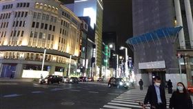 東京處於疫情爆發重大局面　鬧區冷清為防止武漢肺炎疫情擴大，日本政府7日對東京、大阪等7都府縣發布緊急事態宣言，呼籲民眾盡量少出門，9日晚間約9時東京銀座街頭冷清。中央社記者楊明珠東京攝　109年4月10日