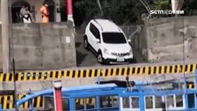 拍廣告? 休旅車開車下樓梯 網:有神快拜