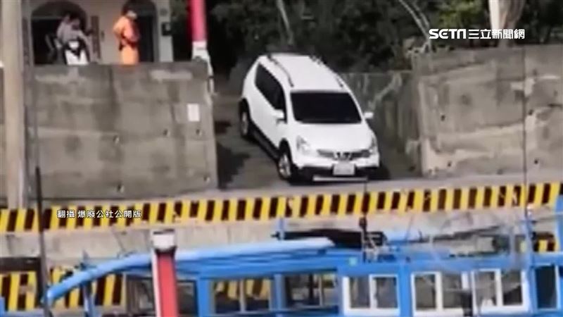 休旅車開車下樓梯　網友驚：有神快拜