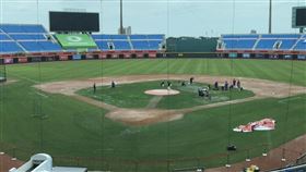 ▲桃園球場場地不佳延賽。（圖／記者黃泓哲攝影）