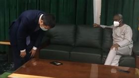 中國駐奈及利亞官員周平劍、奈及利亞眾議院議長Femi Gbajabiamila（圖／擷取自Femi Gbajabiamila推特）