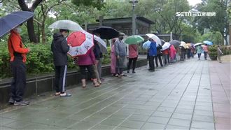 口罩販賣機今開賣　民眾冒雨搶排隊