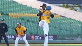 ▲中信兄弟左投Ariel Miranda（米蘭達）投出今年全球職棒第1球。（圖／中信兄弟球團提供）