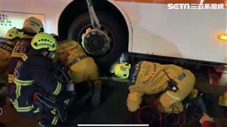 台中公車爆衝　撞停等區騎士輾卡車底