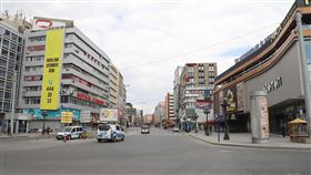 土耳其宵禁　警車呼嘯而過土耳其11日起對31個省實施宵禁48小時。平日車水馬龍的首都安卡拉柯澤賴商圈十字路口於下午時分一片死寂，常見警車呼嘯而過。中央社記者何宏儒安卡拉攝　109年4月11日