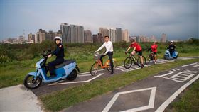 竹市成立水岸巡邏隊　守護左岸安全新竹市警察局近期成立「水岸巡邏隊」，加強取締並勸導闖入自行車道的違規機車。圖為新竹市長林智堅（左2）日前視察新竹左岸自行車道。（新竹市政府提供）中央社記者魯鋼駿傳真　109年4月12日