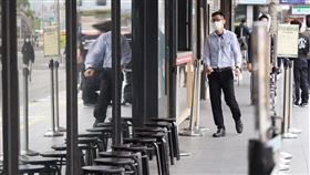 經濟部規畫振興抵用券　盼助餐飲業紓困（1）武漢肺炎疫情延燒，經濟部研議振興抵用券，採取電子與實體兩種方式進行，預計可用在全台餐飲14萬家、商圈業者28萬家、夜市攤商1萬家、藝文活動與場域1700家，若扣掉重複計算者，全台約有35萬家業者適用。圖為一家知名港式飲茶店外候位區。中央社記者徐肇昌攝　109年3月4日