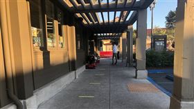 加州超市提醒保持社交距離加州舊金山灣區當地超市地板標示，提醒採買民眾保持適當的社交距離。圖攝於4月11日。中央社記者周世惠舊金山攝  109年4月13日