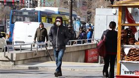 安卡拉街頭　戴口罩行人不多土耳其武漢肺炎疫情升溫，通報首例一週內確診數幾乎破百。不過即使疫情升溫，17日在安卡拉中心商業區柯澤賴街頭難得看到戴口罩的行人。中央社記者何宏儒安卡拉攝　109年3月18日