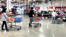 疫情下  保持距離成了新社交禮儀武漢肺炎疫情下，美國人保持6英尺社交距離成了人與人之間的最新社交禮儀。中央社記者林宏翰洛杉磯攝  109年4月13日