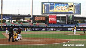 ▲全球首場職棒賽事，中信兄弟主場迎戰統一獅。（圖／記者劉彥池攝影）