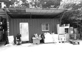 獨／小黃接單停「廢棄貨櫃前」男抱病父出門躺上車…隔日逝（圖／王國春提供）