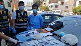 秘魯首都利馬警方12日逮捕一名中國男子，原因是他以竊自衛生當局的檢測器具，違法對民眾進武漢肺炎快篩。（圖／翻攝自twitter.com/PoliciaPeru）
