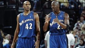 Michael Jordan與Jerry Stackhouse。（圖／翻攝自推特）