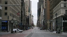 紐約防疫經濟停擺  曼哈頓第五大道冷清紐約州為防止武漢肺炎疫情惡化，要求多數民眾居家辦公，大量商家被迫停業，沿線名店雲集的曼哈頓第五大道揮別昔日車水馬龍景象。中央社記者尹俊傑紐約攝  109年4月12日