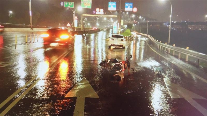 轎車擦撞電動機車　騎士魂斷關渡橋