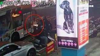 女兒遭客運拖行亡　家屬不信司機說法