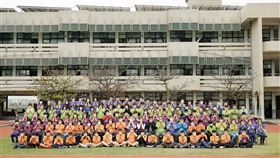 彰化大同國小師生戴口罩拍畢業照彰化縣伸港鄉大同國小拍攝第68屆畢業照，由於武漢肺炎時期戴口罩成為日常，因此除了一般合照，畢業生與教職員也戴口罩合影，為疫情留下歷史見證。（大同國小提供）中央社記者蕭博陽彰化傳真　109年4月13日