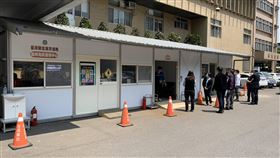 分散人流  新北地院架組合屋為民服務（1）新北地方法院因應2019冠狀病毒疾病（COVID-19，武漢肺炎）疫情，在院內停車場旁架設臨時戶外組合屋，作為「臨時為民服務中心」，分散人流、紓減群聚。中央社記者葉臻攝　109年4月13日