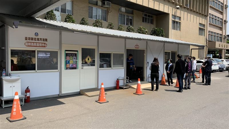 疫情分散人流　新北地院架組合屋服務