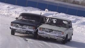 ▲戰鬥民族奇葩甩尾（圖／翻攝自Garage 54 Youtube）