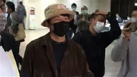 ▲藝人孫協志現身台北地檢署出庭，約1小時後離開。（圖／翻攝畫面）