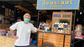 Bodin Isara開啟麵包攤維持生計。（圖／翻攝自Isara臉書）