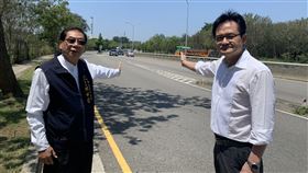 中市向上路車流密集　民眾反映照明不足台中市南屯區向上路五段是台中生活圈特三號道路的一部分，車流量密集，台中市議員張耀中（右）接獲民眾反映，中央分隔島的路燈不夠亮影響視線。（張耀中提供）中央社記者郝雪卿傳真  109年4月13日