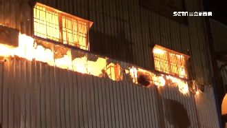 台南汽車零件工廠大火　惡臭驚醒居民