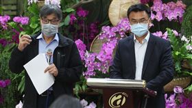 農委會說明肥料供應和補助措施農委會主委陳吉仲（右）、副主委陳駿季（左）13日出席「農委會紓困振興進度及肥料補助措施」記者會，說明肥料供應問題和補助相關措施。中央社記者謝佳璋攝  109年4月13日