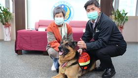 北市退役搜救犬HUMBLE寄養簽約台北市消防局13日舉行退役搜救犬HUMBLE寄養簽約儀式，除表揚牠長年貢獻救災工作，也頒贈感謝狀給取得寄養權的台北市民李姓女飼主（左）。（台北市消防局提供）中央社記者黃麗芸傳真　109年4月13日