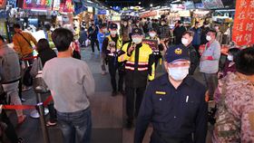加強防疫　花蓮東大門夜市總量管制花蓮東大門夜市是熱門觀光景點之一，面對五一連假人潮恐成防疫破口，縣府14日晚間起限制東大門夜市總量管制5000人。圖為警方日前到場宣導保持安全社交距離。（花蓮縣政府提供）中央社記者李先鳳傳真　109年4月13日