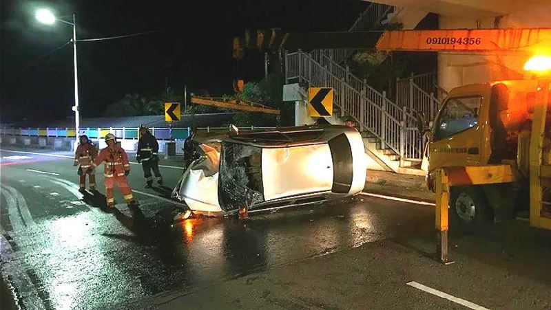 台二線車禍事故　汽車失控自撞側翻