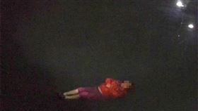 基隆,田寮河,漂浮,情侶（圖／翻攝畫面）