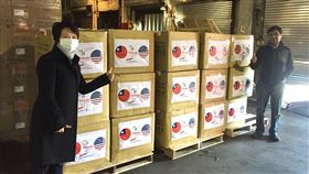 台灣捐贈口罩  逾50萬片送紐約新澤西州武漢肺炎疫情延燒，台灣捐贈全球1000萬片口罩，其中逾50萬片分送紐約與新澤西地區。駐紐約辦事處長徐儷文（左）10日與運抵當地的口罩合影。（駐紐約辦事處提供）中央社記者尹俊傑紐約傳真  109年4月14日