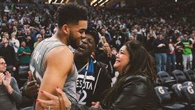 ▲灰狼球星唐斯（Karl-Anthony Towns）的母親染武漢肺炎病逝。（圖／翻攝自NBA on TNT IG）