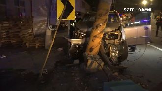 休旅車自撞電線桿　2男2女送醫搶救