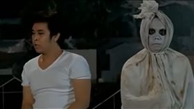 武漢肺炎（COVID-19、新冠肺炎）持續延燒，各國為了防疫無所不用其極，其中印尼爪哇島克普村（Kepuh）的青年團體就和警方聯手策劃「鬼點子」，工作人員在晚間用白布裹著自己的身體、裝扮成民間恐怖傳說的「屍袋怨靈（又稱包頭殭屍）」（pocong），並在外遊蕩或坐在路邊的椅子上靜止不動，目的在嚇阻民眾出門。（圖／翻攝自YouTube）