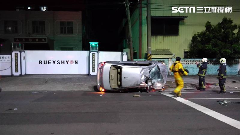 為2千塊！4人浴血奮力爬車外求活命