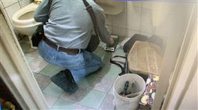 水電上門修繕　男驚吐…居檢最後一天（圖／翻攝畫面）