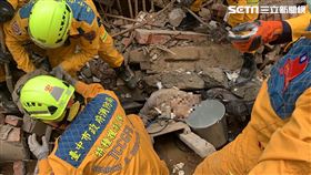 台中工地外牆突塌⋯男工人命危（圖／翻攝畫面）