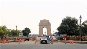 防疫全國封鎖  印度門等熱鬧景點僅剩警察印度3月25日起全國封鎖21天，禁止民眾沒有必要理由不得外出，使得印度門等熱鬧景點除了警察外，空無一人。中央社記者康世人新德里攝  109年4月14日