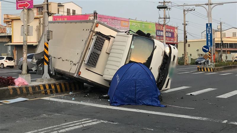 貨車闖紅燈撞小客車　司機拋飛遭壓死